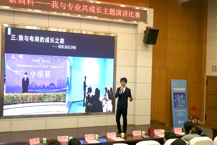 选手们激情演讲评委与选手们合影12月8日下午,儒商书院在学校报告厅