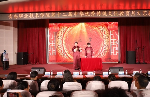 海尔学院创新融合AI科技，表演相声《倒打灯谜》