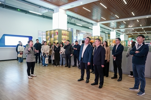 参观青岛职业技术学院数智商贸实训基地