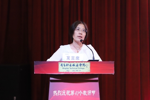 职业教育国家在线精品课程负责人、教育学院教师鞠晓辉发言