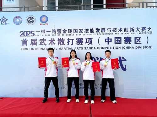 青岛职业技术学院获奖学生领奖合影