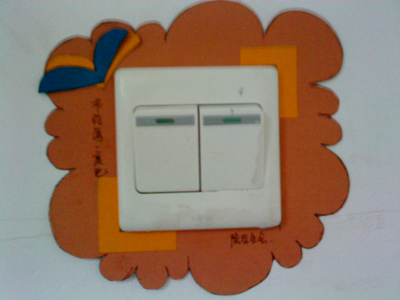 学生组织自制开关贴 启动"节能降耗"宣教活动