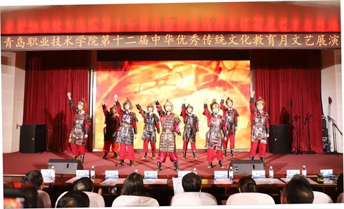 信息学院学生表演情景剧《满江红》