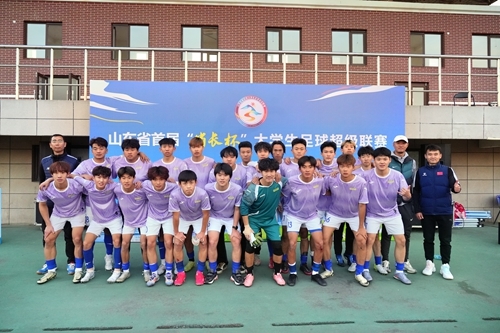 青岛职业技术学院男子足球队合影