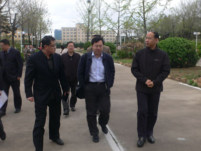 纪委书记刘伟陪同市教育局职成处副处长王新刚等一行参观校园参观实训