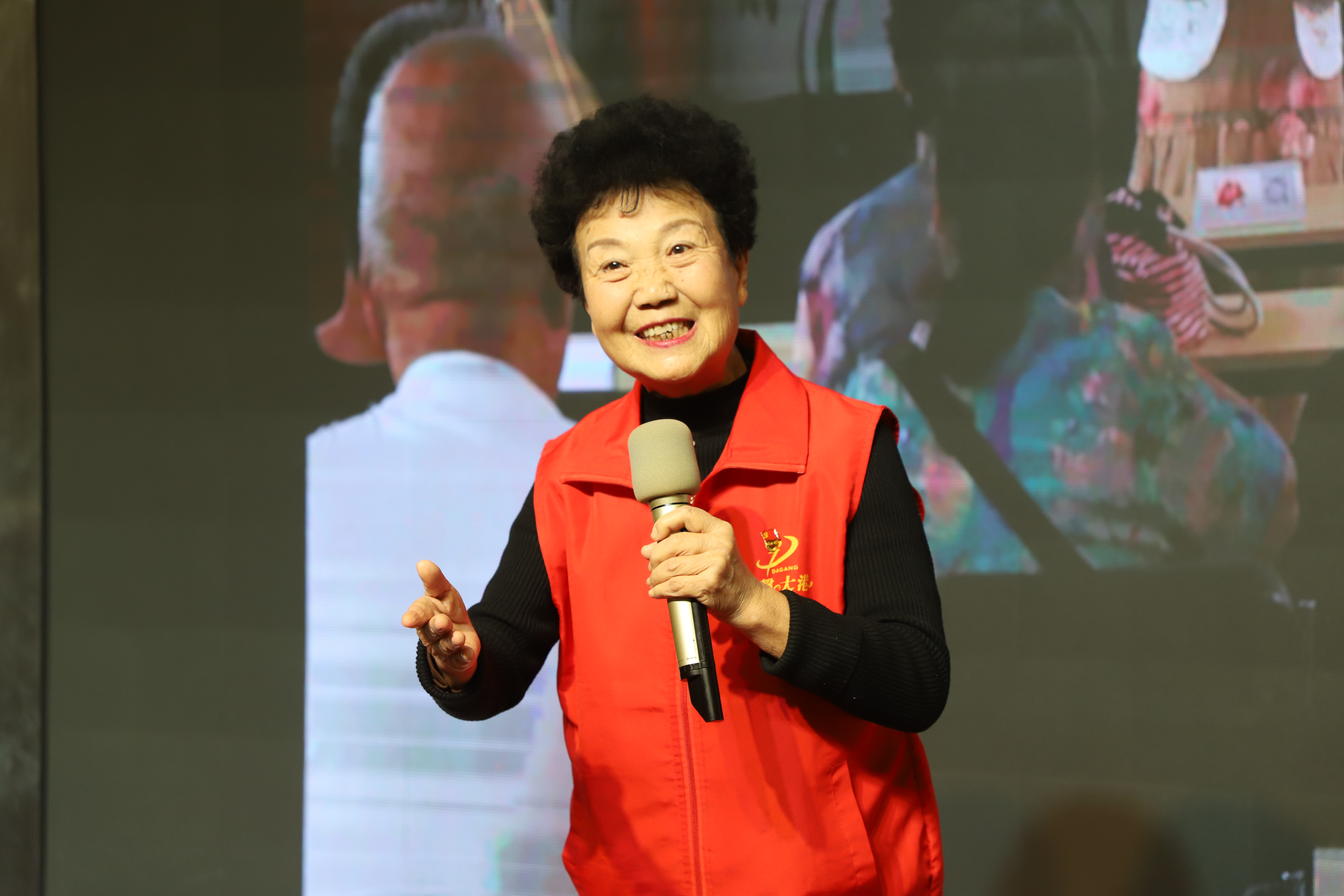 2.全国文明家庭代表董秀格宣讲《72岁,我入党了》.JPG 2.全国文明家庭代表董秀格宣讲《72岁,我入党了》.JPG