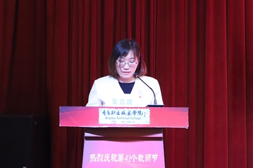 山东高校优秀辅导员、艺术学院教师甄妮发言