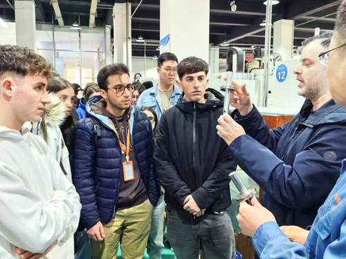 为意大利师生讲解酒矛的加工原理