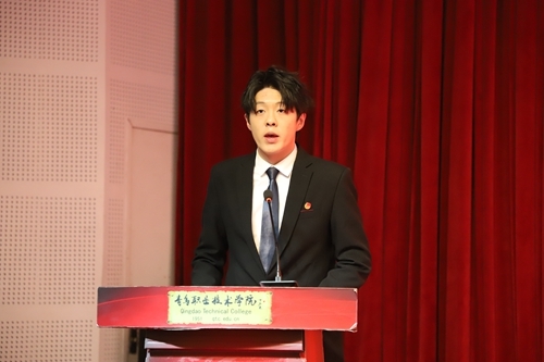 学生志愿者代表王守昊宣读《学雷锋志愿服务活动倡议书》