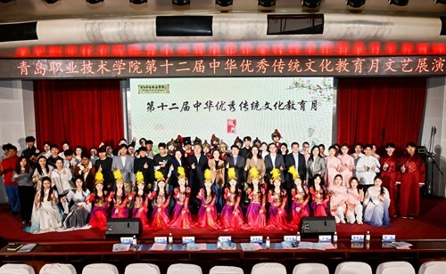 领导嘉宾与演职人员合影