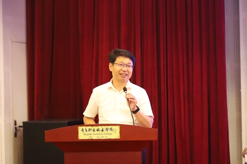 党委书记秦青松主持报告会并讲话