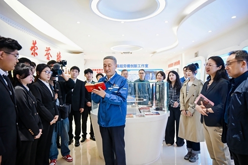 许振超向师生展示当年的学习笔记