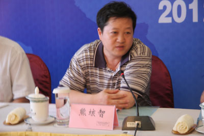 牛俊宪向其颁发聘书中科院院士姚建铨受聘为青岛物联网应用技术研究院