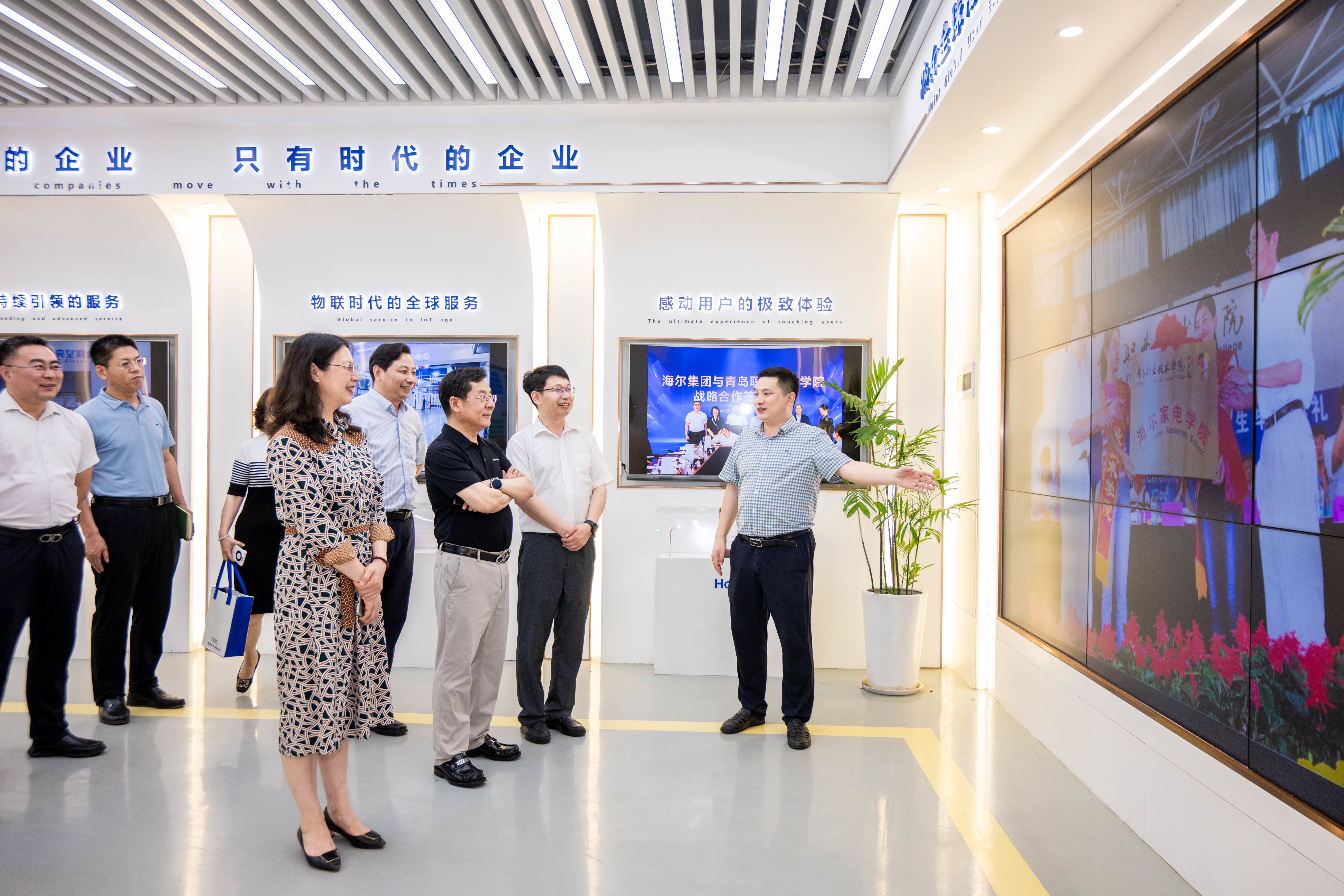 “智汇青职·企业家讲堂”开讲,海尔集团李华刚应邀作报告 “智汇青职·企业家讲堂”开讲,海尔集团李华刚应邀作报告