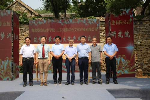 参加揭牌仪式领导合影广汇集团李熙鹏总裁向王泽辉博士颁发聘书王泽辉