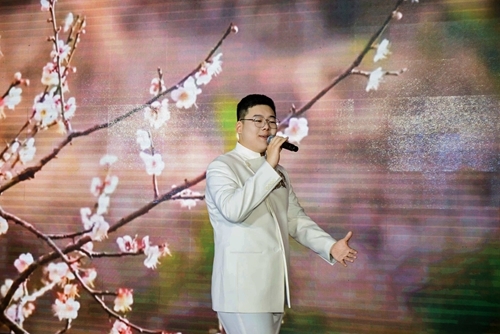 大学生艺术团表演男生独唱《光亮》