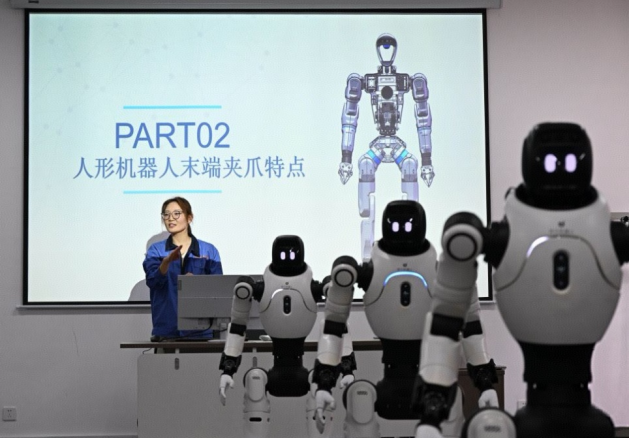 教师在课堂上讲解人形机器人知识 教师在课堂上讲解人形机器人知识
