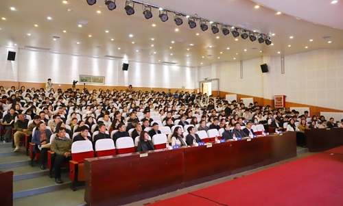 师生认真聆听报告