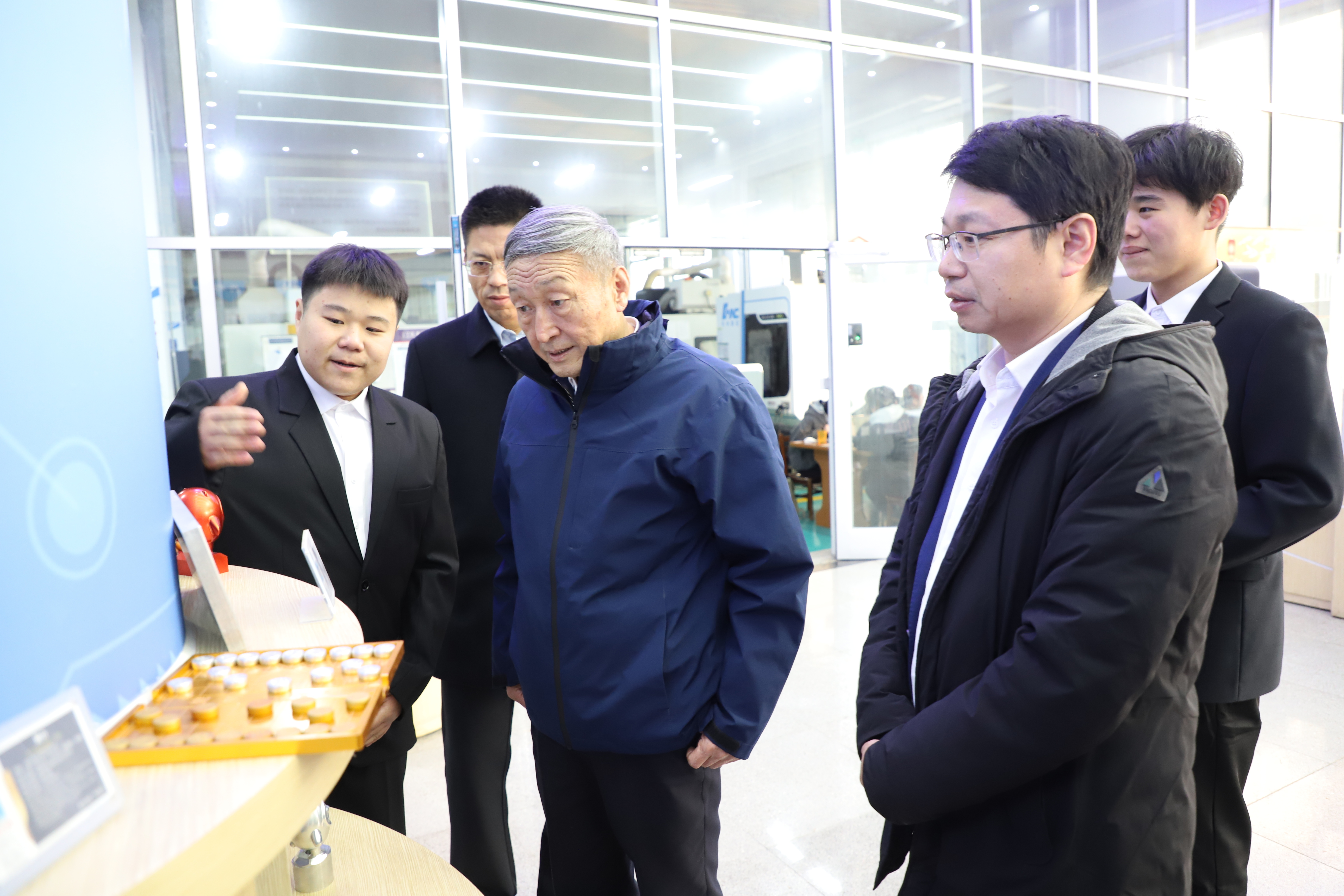 “人民工匠”许振超走进青岛职业技术学院为师生讲述“我走过的工匠路” “人民工匠”许振超走进青岛职业技术学院为师生讲述“我走过的工匠路”
