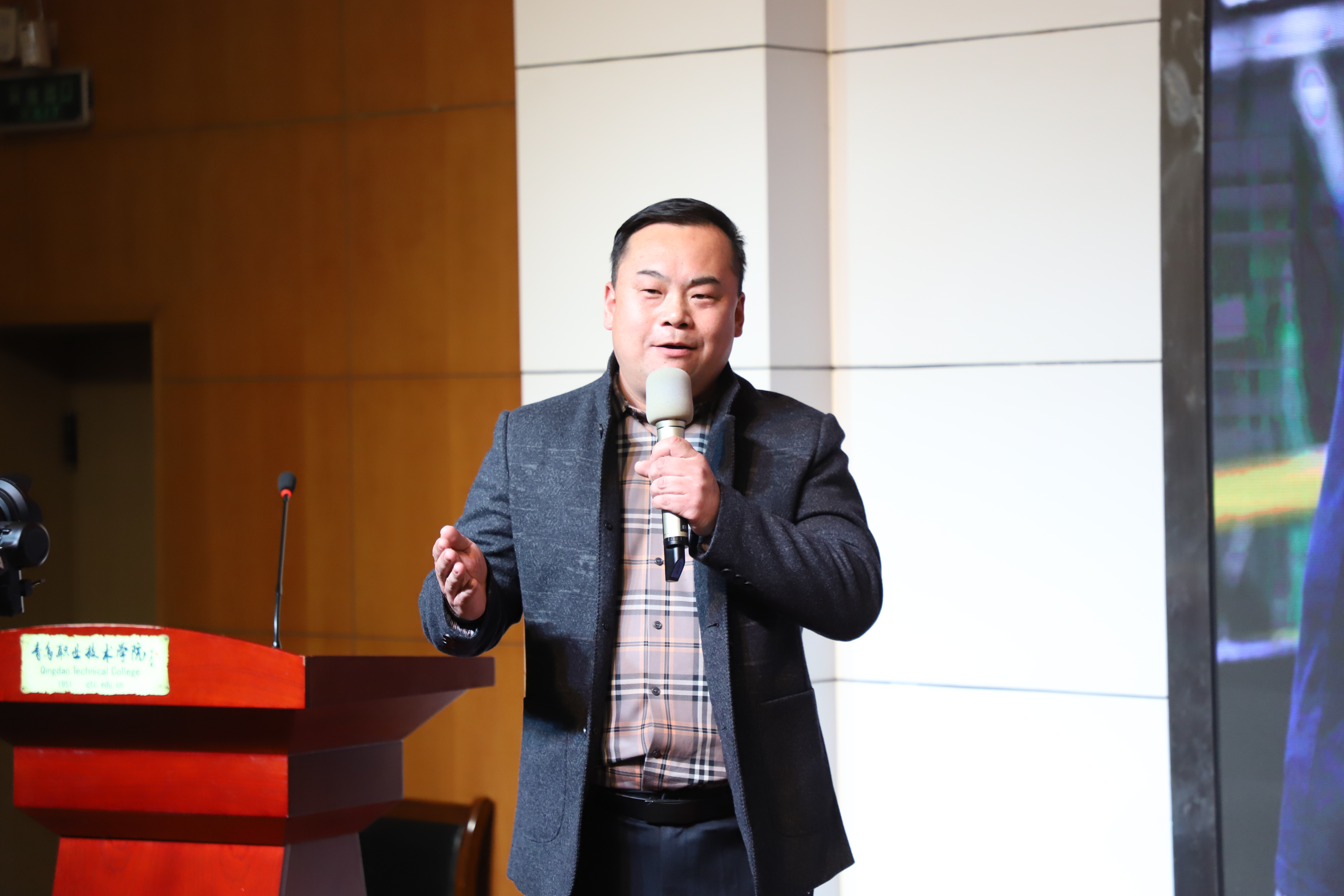 4.青岛市最美劳动者、青岛市五一劳动奖章获得者张淑宝宣讲《一个农民工的大学梦》.JPG 4.青岛市最美劳动者、青岛市五一劳动奖章获得者张淑宝宣讲《一个农民工的大学梦》.JPG