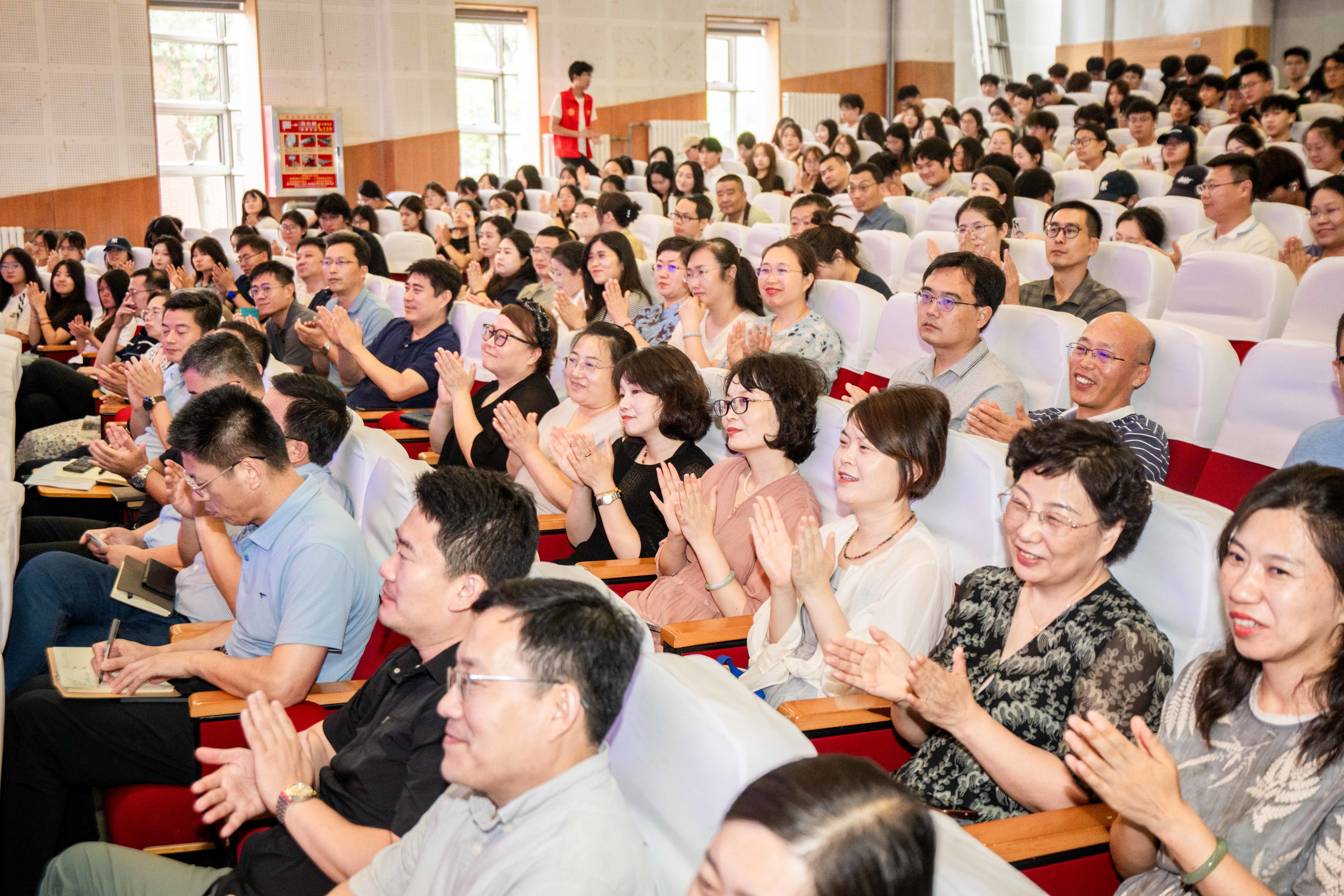 “智汇青职·企业家讲堂”开讲,海尔集团李华刚应邀作报告 “智汇青职·企业家讲堂”开讲,海尔集团李华刚应邀作报告