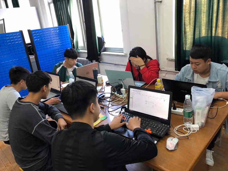 1宿舍成员集体备赛研讨.jpg 1宿舍成员集体备赛研讨.jpg