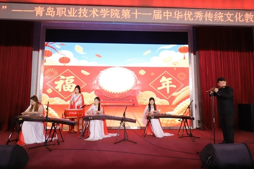 教育学院学生表演民乐合奏节目《丰收锣鼓》