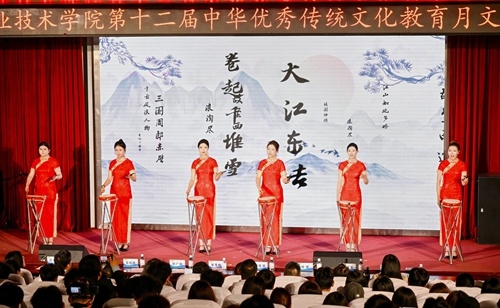 教育学院学生表演即墨大鼓书《新唱赤壁怀古》