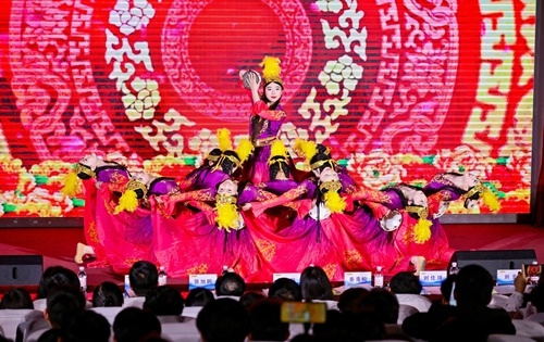 教育学院学生表演女子群舞《石榴花开》