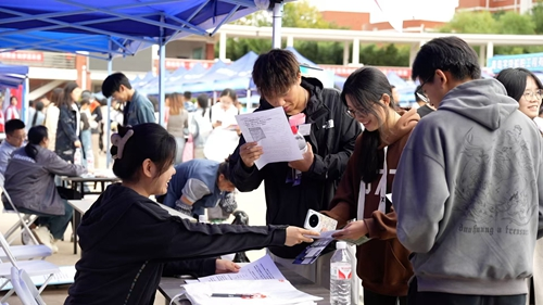 起航西海岸,青春赢未来!青岛职业技术学院举办2024秋季高职毕业生大型招聘会暨2025届毕业生双选会