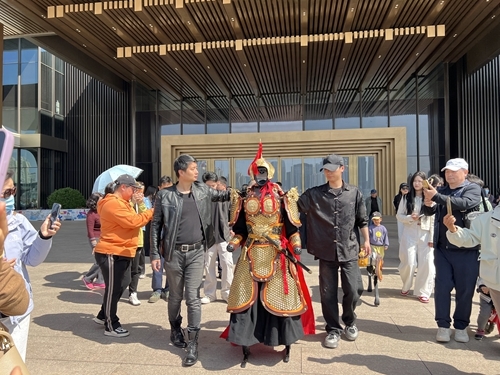 穿戴铠甲服装的机器人受到市民与游客的欢迎