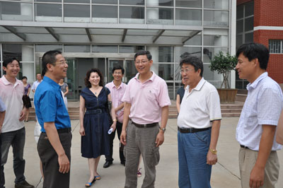 来宾合影7月6日下午,应我院艺术学院邀请,青岛市动漫协会孙百刚会长
