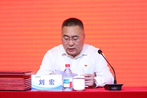 党委委员、副校长刘宏宣读表彰决定