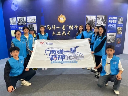 宣讲团成员在宣讲活动现场合影